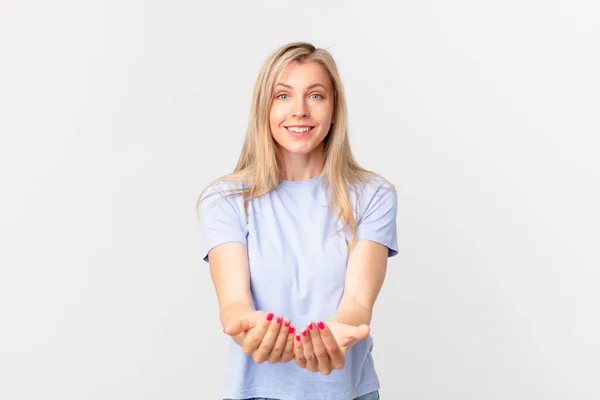 Joven Rubia Sonriendo Felizmente Con Amigable Ofreciendo Mostrando Concepto — Foto de Stock