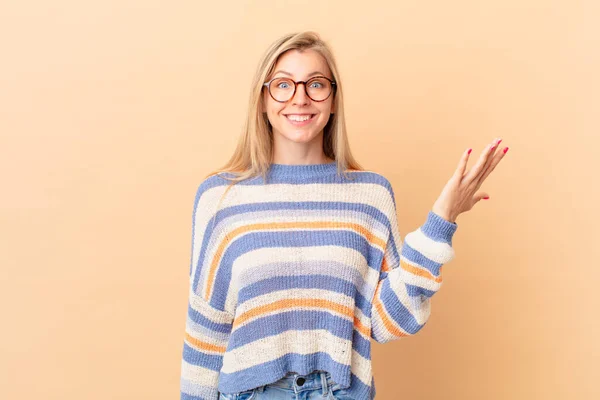 Ung Blond Kvinna Känner Sig Lycklig Förvånad Över Att Inse — Stockfoto