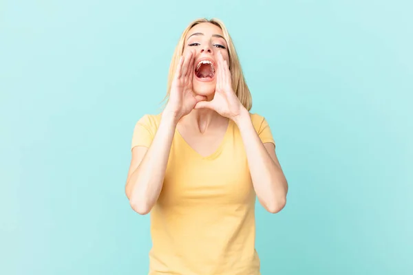 Jovem Loira Sentindo Feliz Dando Grande Grito Com Mãos Lado — Fotografia de Stock