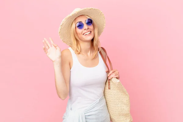 Giovane Donna Bionda Sorridente Felicemente Che Saluta Accoglie Saluta Concetto — Foto Stock