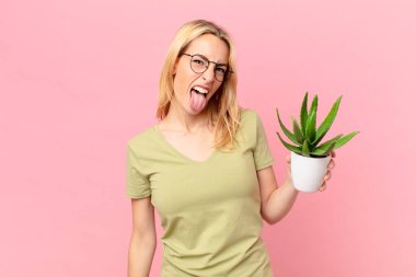 Genç, sarışın, neşeli ve asi tavırları olan, şaka yapan, dilini çıkarıp kaktüs tutan bir kadın.