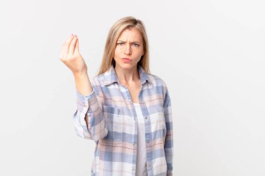 Genç sarışın kadın kapiş ya da para hareketi yapıyor, sana ödemeni söylüyor.