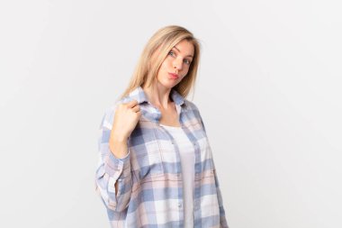 Genç sarışın kadın kibirli, başarılı, pozitif ve gururlu görünüyor.