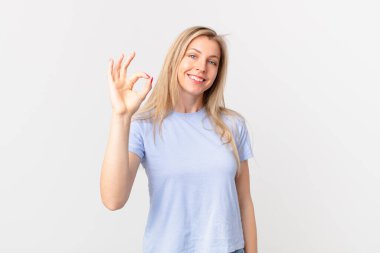 Genç sarışın kadın kendini mutlu hissediyor. Onayını veriyor.