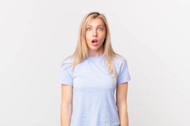 Genç sarışın kadın çok şaşırmış ya da şaşkın görünüyor.