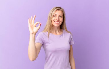 Genç sarışın kadın kendini mutlu hissediyor. Onayını veriyor.