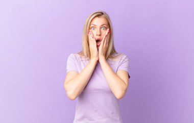 Genç sarışın kadın şok olmuş ve korkmuş hissediyor.