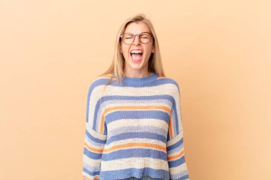 Genç sarışın kadın agresif bir şekilde bağırıyor, kızgın görünüyor.