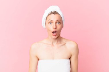 Genç sarışın kadın çok şaşırmış ya da şok olmuş görünüyor.