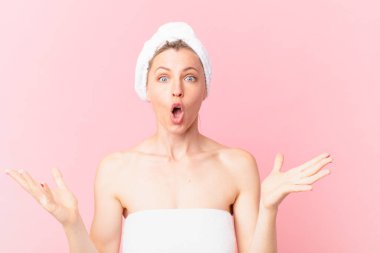 Genç sarışın kadın aşırı derecede şok olmuş ve şaşırmış hissediyor.