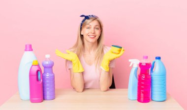 Genç sarışın kadın şaşkın, şaşkın ve şüpheci hissediyor. kahya konsepti