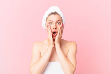 Genç sarışın kadın şokta ve korkmuş ve duştan sonra