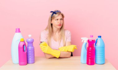 Genç sarışın kadın üzgün, üzgün ya da kızgın ve yana bakıyor. kahya konsepti