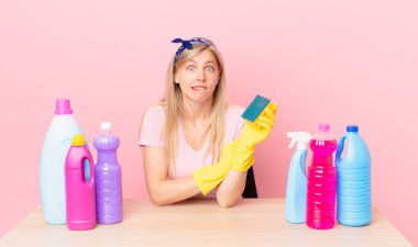 Genç sarışın kadın şaşkın ve şaşkın görünüyor. kahya konsepti