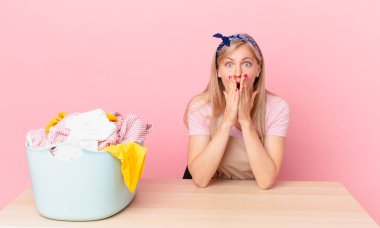 Genç sarışın kadın şok olmuş ve korkmuş hissediyor. çamaşır konsepti