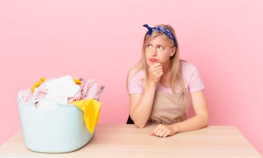 Genç sarışın kadın bıkkın, yorgun ve uykulu hissediyor. çamaşır konsepti