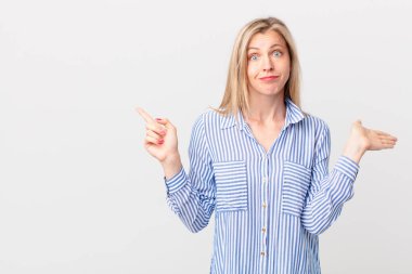 Genç sarışın kadın şaşkın, şaşkın ve şüpheci hissediyor.