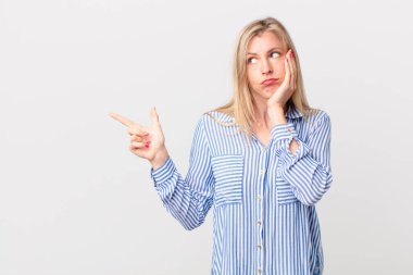 Genç sarışın kadın bezdirici bir olaydan sonra sıkılmış, hayal kırıklığına uğramış ve uykulu hissediyor.