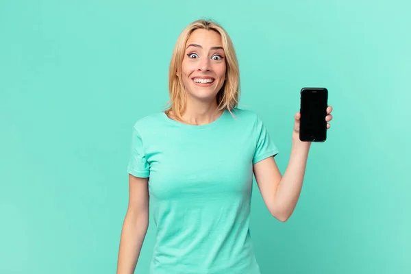 Mladá Blondýna Žena Vypadá Šťastně Příjemně Překvapen Drží Chytrý Telefon — Stock fotografie