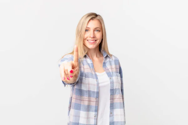 Joven Rubia Sonriendo Orgullosa Confiadamente Haciendo Número Uno — Foto de Stock