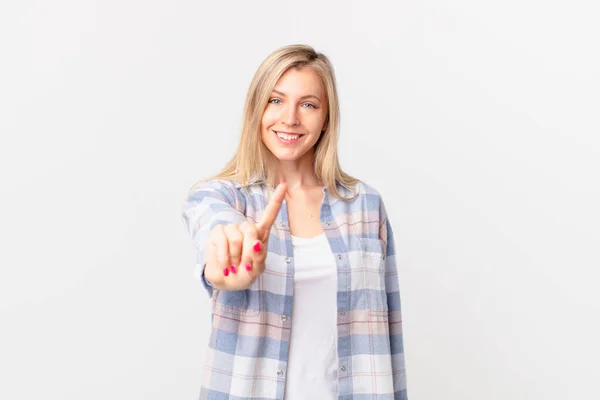 Joven Rubia Sonriendo Buscando Amigable Mostrando Número Uno — Foto de Stock