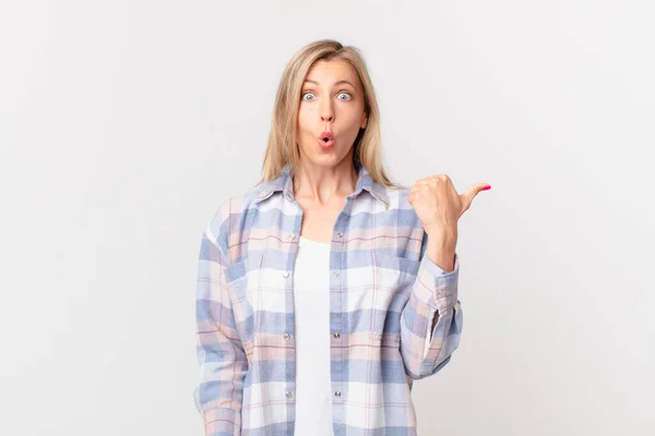 Young Blonde Woman Looking Astonished Disbelief — Stock Photo, Image