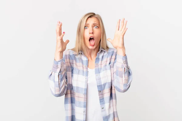 Young Blonde Woman Screaming Hands Air — Stock Photo, Image