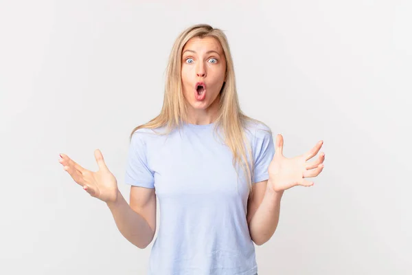 Young Blonde Woman Amazed Shocked Astonished Unbelievable Surprise — Stock Photo, Image