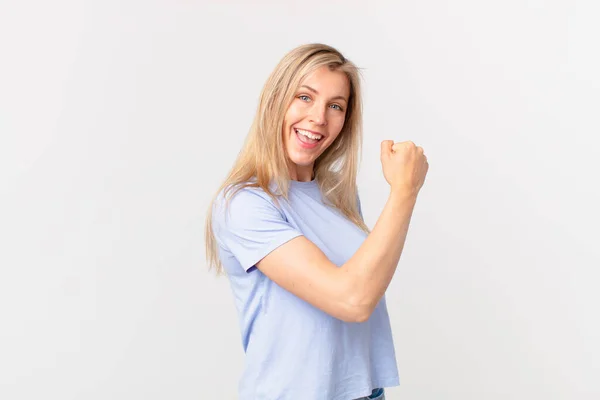 Ung Blond Kvinna Känner Sig Lycklig Och Står Inför Utmaning — Stockfoto