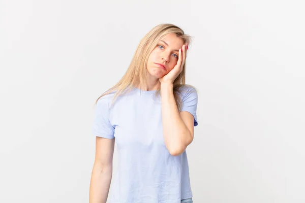 Giovane Donna Bionda Che Sente Annoiata Frustrata Assonnata Dopo Una — Foto Stock