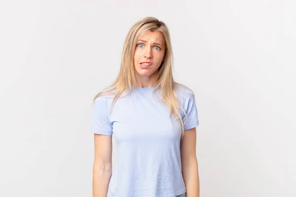 Young Blonde Woman Feeling Puzzled Confused — Stock Photo, Image