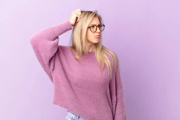 Young Blonde Woman Feeling Puzzled Confused Scratching Head — Stock Photo, Image
