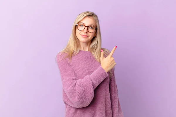 Giovane Donna Bionda Che Sorride Allegramente Sente Felice Indica Lato — Foto Stock