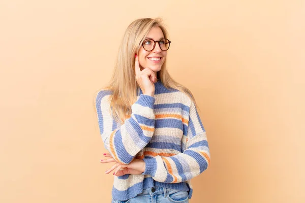 Young Blonde Woman Smiling Happily Daydreaming Doubting — Stock Photo, Image