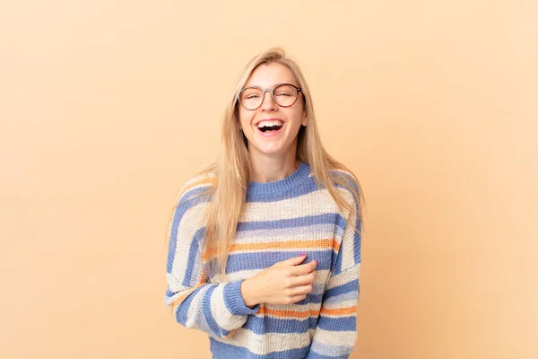 Young Blonde Woman Laughing Out Loud Some Hilarious Joke — Stock Photo, Image