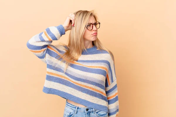 Young Blonde Woman Feeling Puzzled Confused Scratching Head — Stock Photo, Image