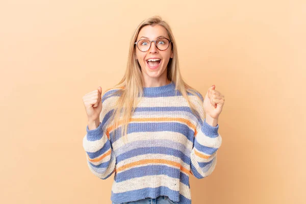 Jong Blond Vrouw Gevoel Geschokt Lachen Vieren Succes — Stockfoto