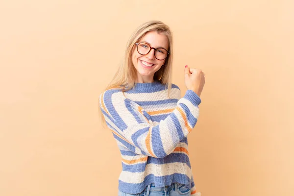 Young Blonde Woman Feeling Happy Facing Challenge Celebrating — Stock Photo, Image