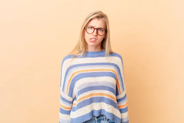Young Blonde Woman Feeling Puzzled Confused — Stock Photo, Image