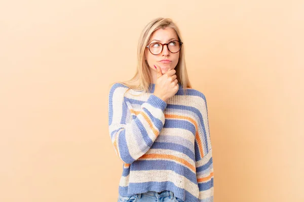 Young Blonde Woman Thinking Feeling Doubtful Confused — Stock Photo, Image