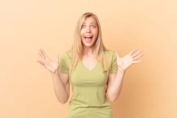 Young Blonde Woman Feeling Happy Astonished Something Unbelievable — Stock Photo, Image