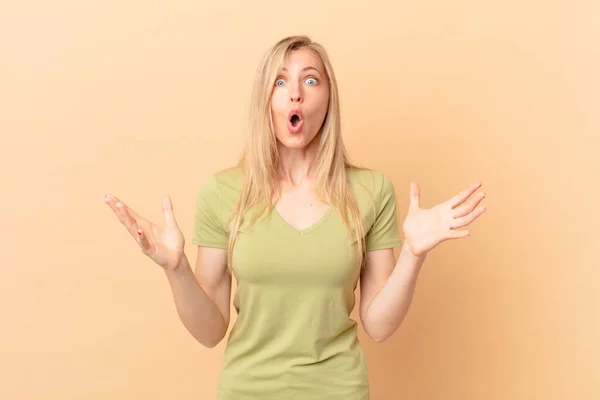 Young Blonde Woman Amazed Shocked Astonished Unbelievable Surprise — Stock fotografie
