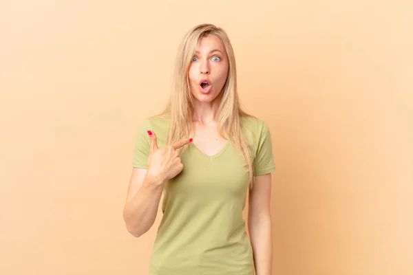 Young Blonde Woman Looking Shocked Surprised Mouth Wide Open Pointing — Stock Photo, Image