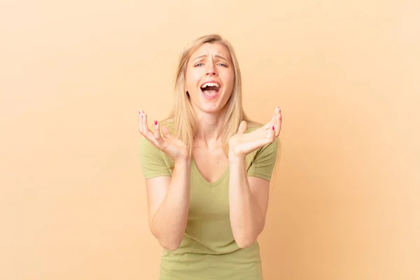 Giovane Donna Bionda Che Sembra Disperata Frustrata Stressata — Foto Stock