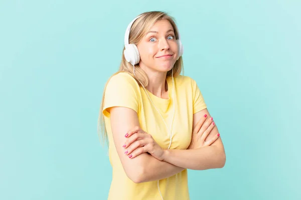 Young Blonde Woman Shrugging Feeling Confused Uncertain Listening Music — Fotografia de Stock