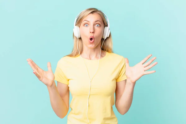Young Blonde Woman Amazed Shocked Astonished Unbelievable Surprise Listening Music — Φωτογραφία Αρχείου