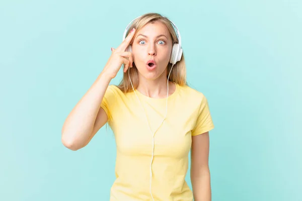 Young Blonde Woman Looking Surprised Realizing New Thought Idea Concept — Stock Photo, Image