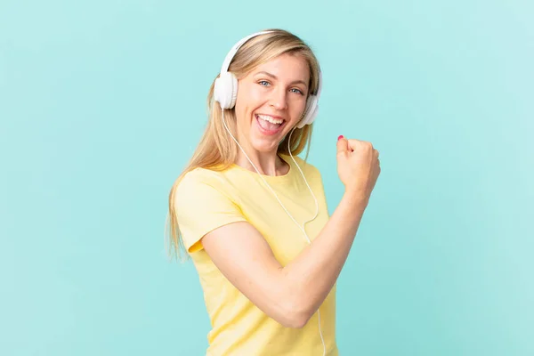 Young Blonde Woman Feeling Happy Facing Challenge Celebrating Listening Music — Stockfoto