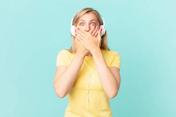 Jong Blond Vrouw Bedekking Mond Met Handen Met Een Geschokt — Stockfoto