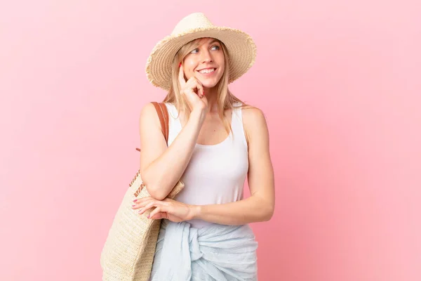 Giovane Donna Bionda Sorridente Felicemente Sognare Occhi Aperti Dubitare Concetto — Foto Stock